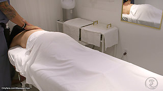 Legit massage client gets a happy ending