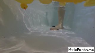 Nadia takes a bath with some rubber duckies