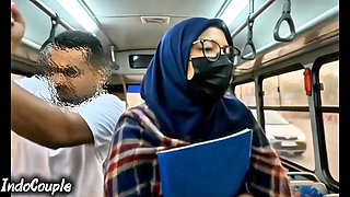 Murid sekolah murid nakal ini muasin dirinya sendirian di dalam bus starnger!