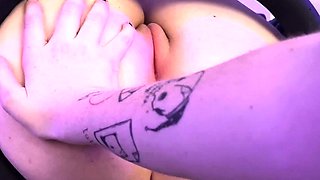 Big ass fetish ho fingers slut and sucks her sexy feet