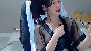 Asian hot camgirl loves teasing her body