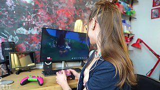 BettDuett - Gamer Freundin Doggy gefickt