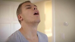 Shemale Beauty in a Dirty Anal Threesome Without Complexes!